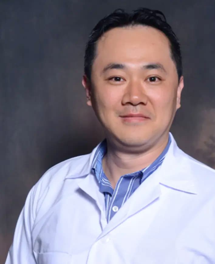 Dr. Fu Lin Yu Tseng, dermatólogo