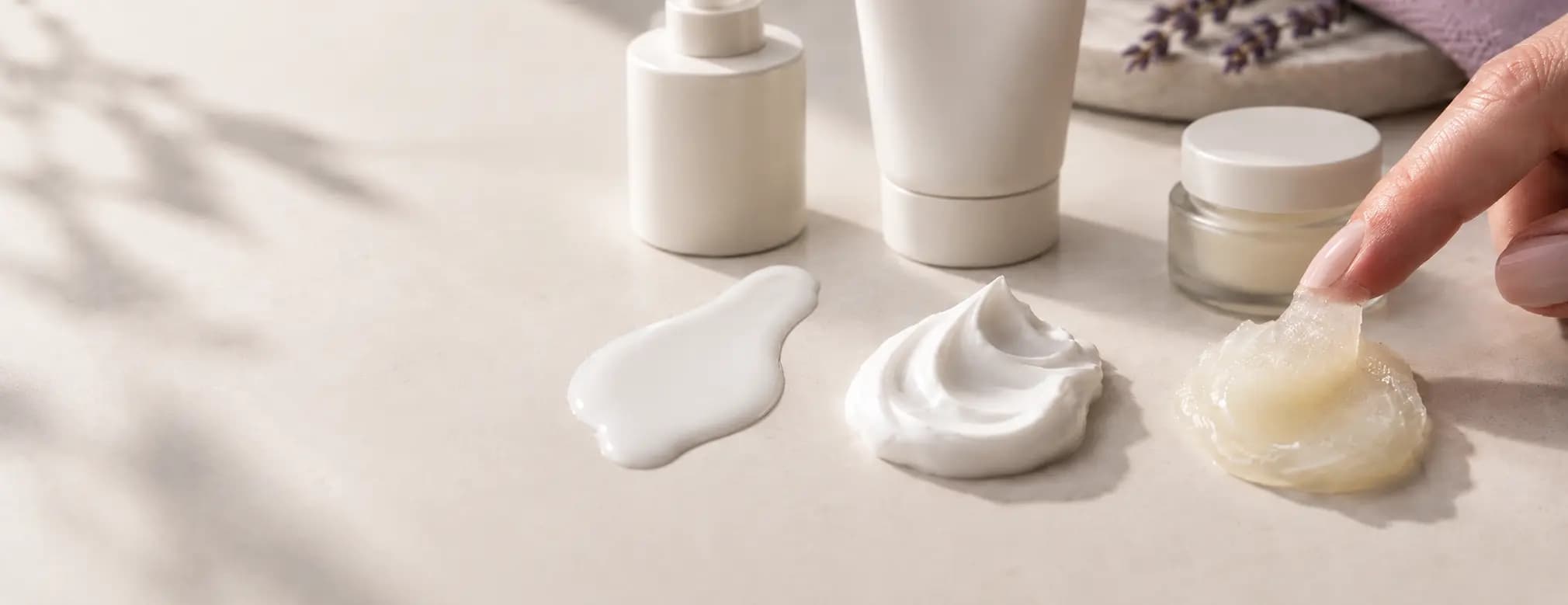 Crema, ungüento y loción con diferentes texturas y presentaciones para el cuidado de la piel.